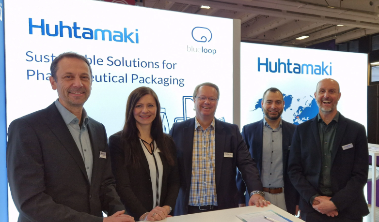 Auf dem Bild sind 5 Personen auf der Messe zu sehen